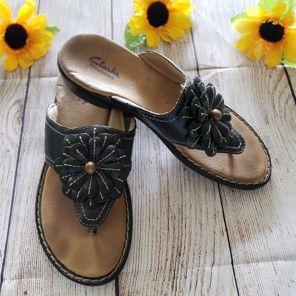 Clarks Bendables Sandals Black Floral
Size 8M